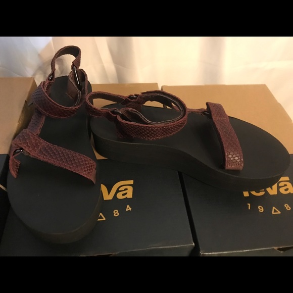 SEE TODAY'S DEAL⬇! NIB Flatform Everglade Teva’s - Picture 4 of 8